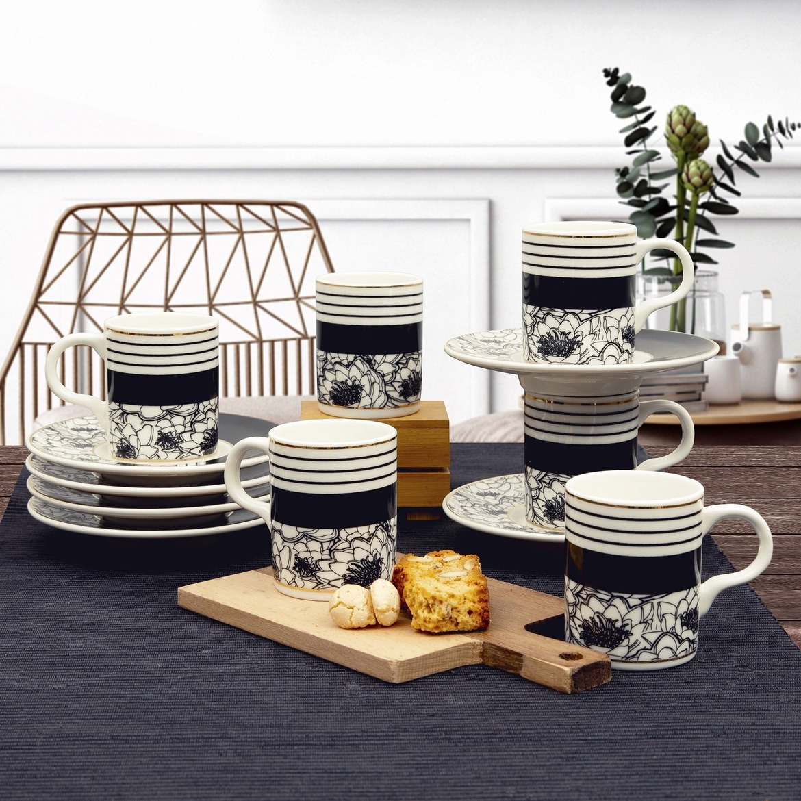 Gural Porselen Camelia Bone Mørkeblå-Gull Striper 5586 tyrkisk kaffekopp sett (6 personer) Gural Porselen Camelia Bone Mørkeblå-Gull Striper 5586 tyrkisk kaffekopp sett (6 personer)