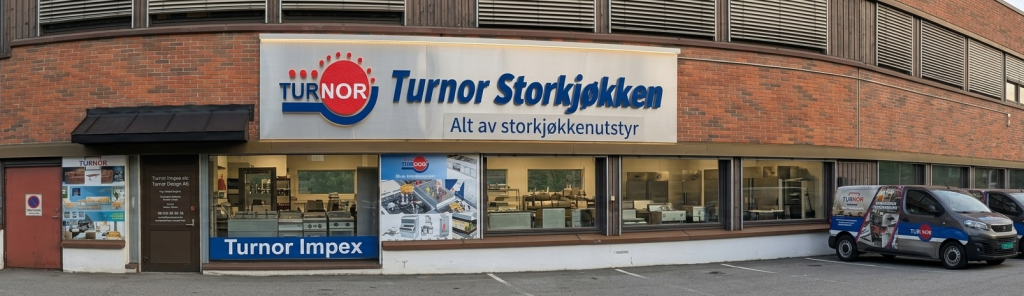 Besøk Turnor-showroomet i Oslo – og møt hele Turnor-familien Panoramabilde av Turnor Storkjøkken og Turnor Impex sitt showroom med kjøkkenutstyr i vinduene